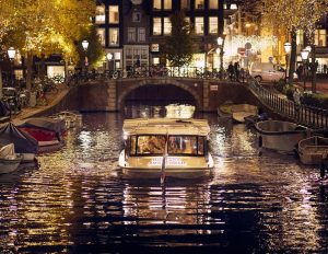 eindejaarsborrel op een luxe prive salonboot
